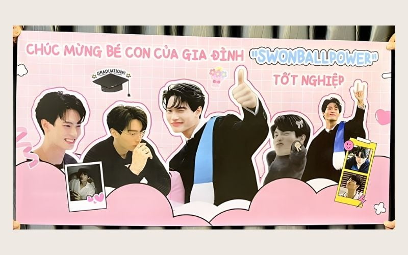 Banner chúc mừng tốt nghiệp treo trước cổng trường